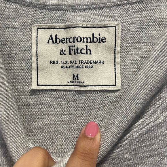 Abercrombie & Fitch // Iconic Crewneck - Picture 3 of 4